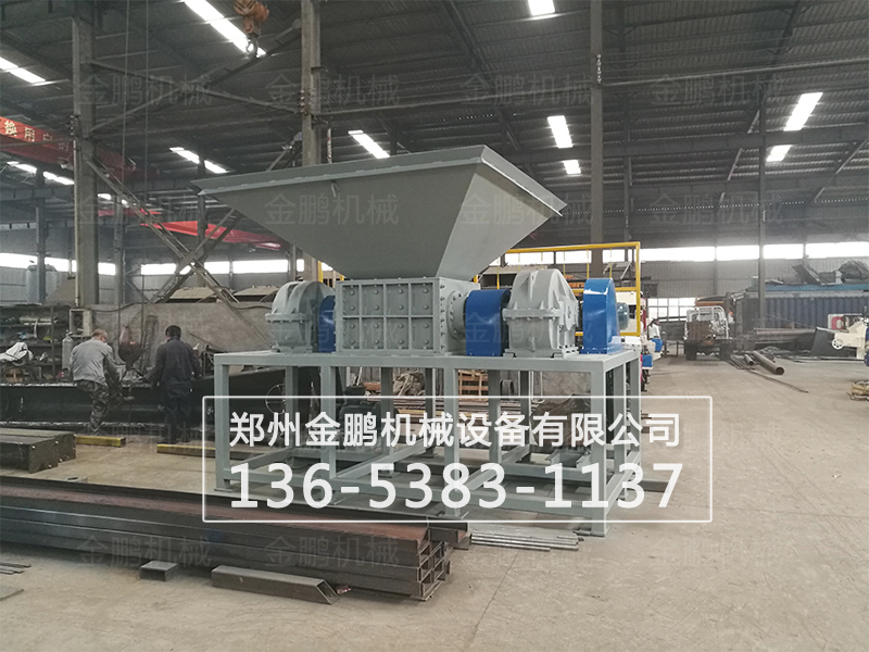 发往新疆地区的800型撕碎机发货现场