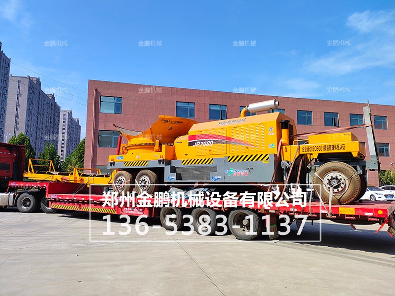 金鹏机械树墩破碎机的发货现场