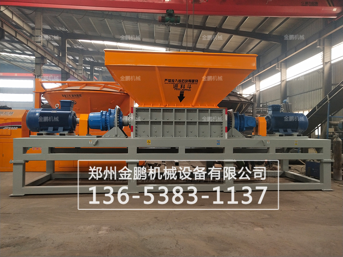 郑州金鹏稻草捆粉碎机现场是怎么干活的