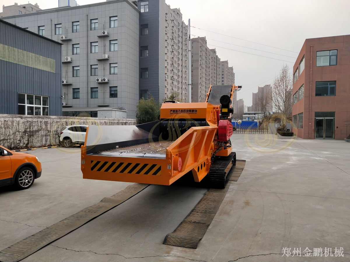 郑州金鹏木材移动粉碎机现场移动作业配置